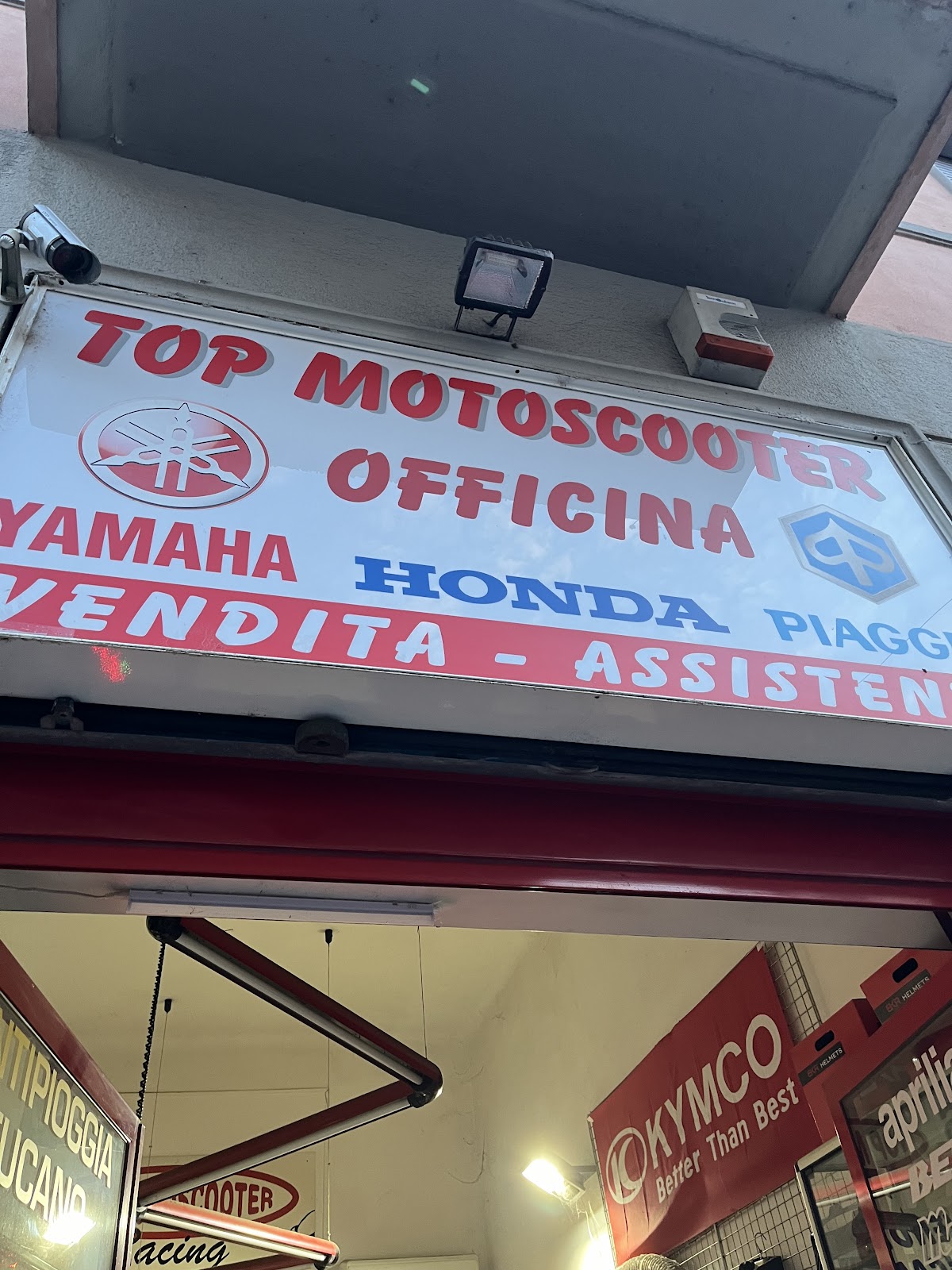 Vetrina officina Top Motoscooter Milano