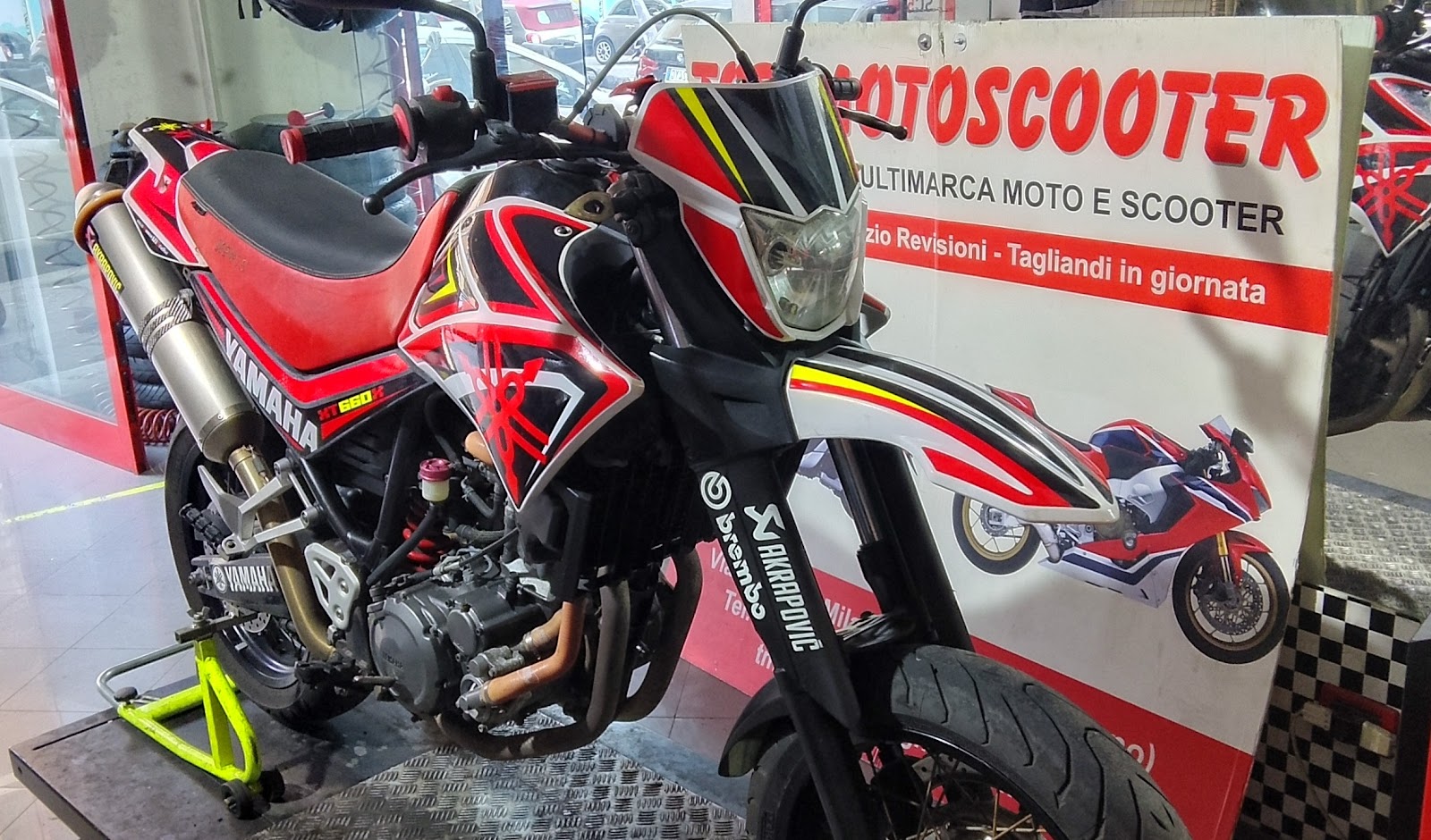 Officina Top Motoscooter — Leonardo al lavoro