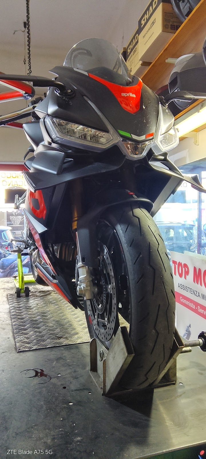 Officina Top Motoscooter — moto in lavorazione